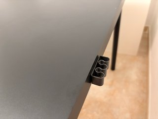Escritorio negro con patas metálicas