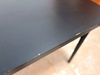 Escritorio negro con patas metálicas
