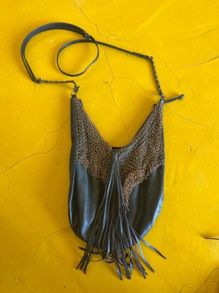 Bolso flecos cuero y cadena