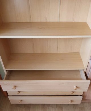 Estantería de madera con cajones