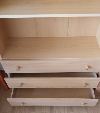 Estantería de madera con cajones