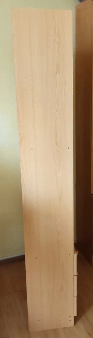 Estantería de madera con cajones
