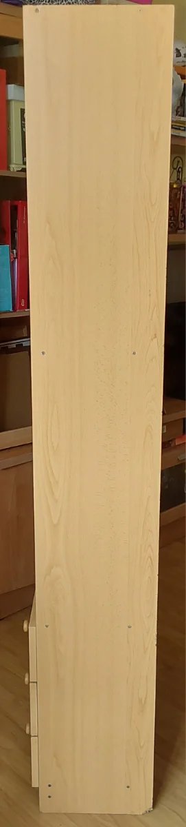 Estantería de madera con cajones
