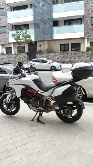 Ducati Multistrada 1200s Blanca y Negra