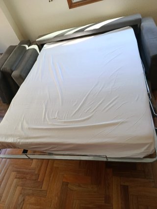 Sofá cama gris de tela