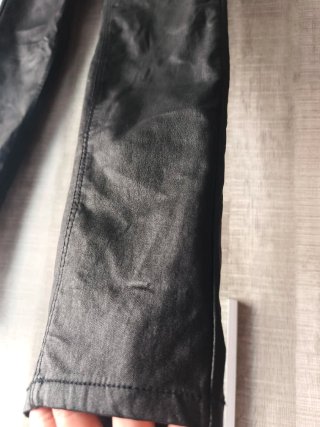 Pantalón Negro efecto cuero Stradivarius