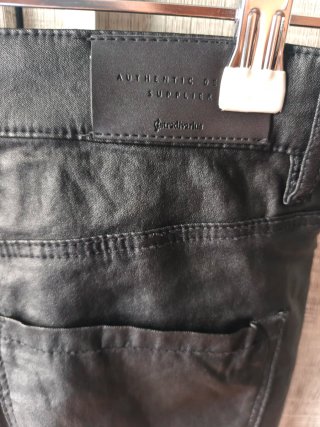 Pantalón Negro efecto cuero Stradivarius