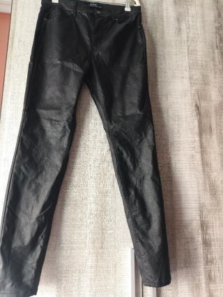 Pantalón Negro efecto cuero Stradivarius