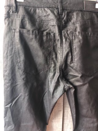 Pantalón Negro efecto cuero Stradivarius