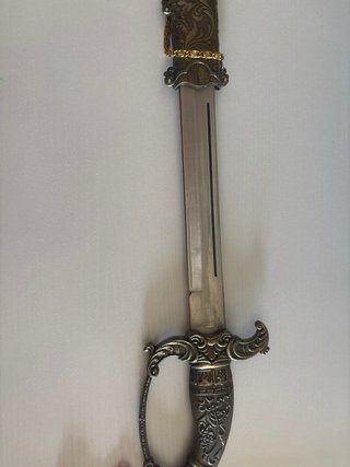 Espada decorativa con cadena