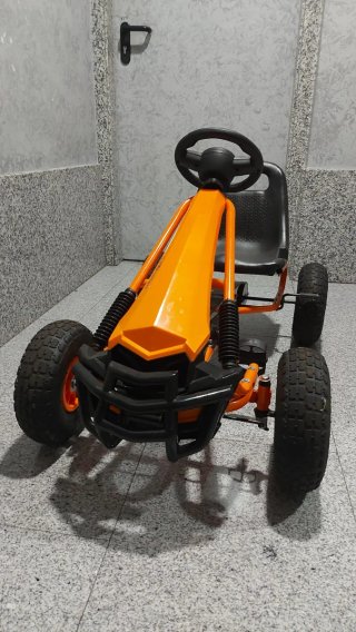 Kart a pedales naranja nuevo sin uso