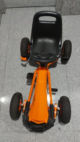 Kart a pedales naranja nuevo sin uso
