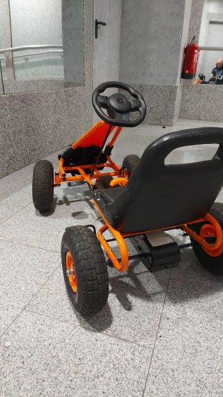 Kart a pedales naranja nuevo sin uso