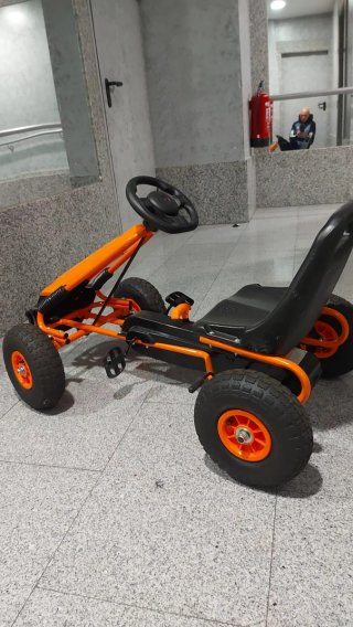 Kart a pedales naranja nuevo sin uso
