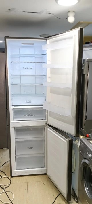 NEVERA COMBI HISENSE CON PUERTA CRISTAL NO FROST