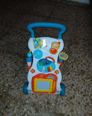 Andador infantil con actividades