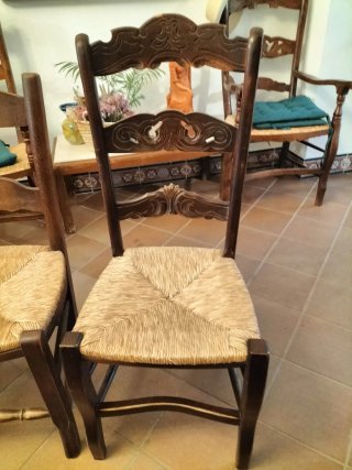 Mesa madera maciza y 5 sillas rústicas