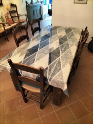 Mesa madera maciza y 5 sillas rústicas