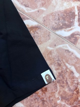 Camiseta BAPE Negra con Logo Rojo