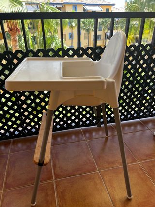 Trona Ikea con reposapiés