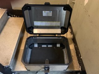 BMW R1250GS GIVI treker outback top cases