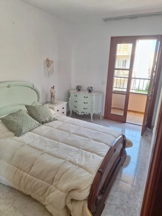 Alquilo piso muy luminoso de dos habitaciones  .