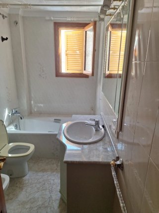 Alquilo piso muy luminoso de dos habitaciones  .
