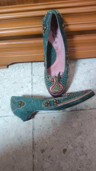 Zapatos verdes y dorados talla 36