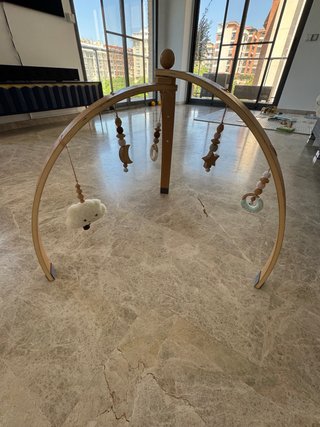 Gimnasio de madera para bebé