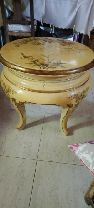 Mesa auxiliar estilo florentino