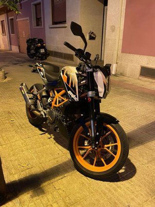 KTM 390 Duke Negra y Naranja
