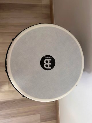 Djembe Meinl 12 pulgadas con funda tipo mochila.