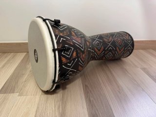 Djembe Meinl 12 pulgadas con funda tipo mochila.