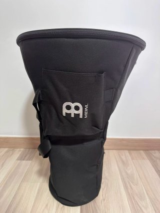 Djembe Meinl 12 pulgadas con funda tipo mochila.