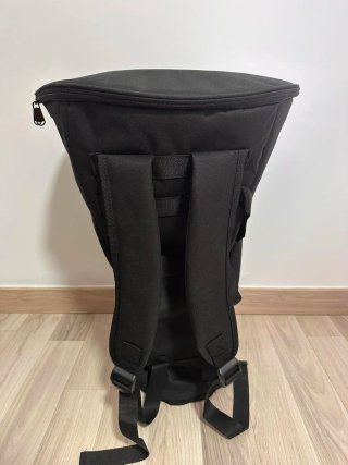 Djembe Meinl 12 pulgadas con funda tipo mochila.