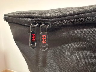 Djembe Meinl 12 pulgadas con funda tipo mochila.