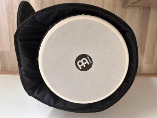 Djembe Meinl 12 pulgadas con funda tipo mochila.