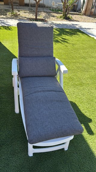 Hamaca plegable blanca con colchoneta gris