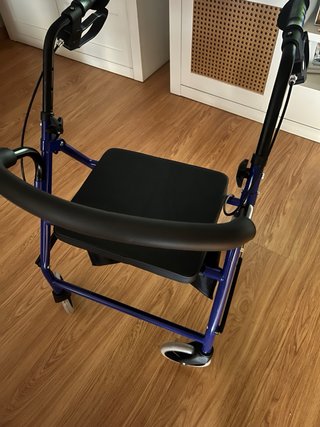 Andador Kinepharma con asiento y cesta