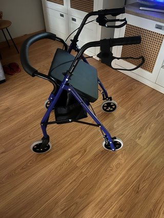 Andador Kinepharma con asiento y cesta