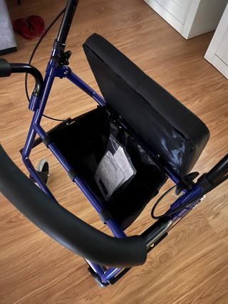 Andador Kinepharma con asiento y cesta