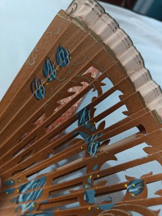 Abanico pintado a mano S.XX con caja