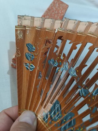 Abanico pintado a mano S.XX con caja
