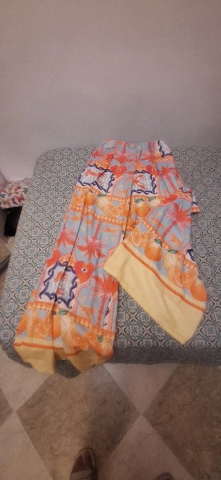 Pantalón estampado naranja y azul