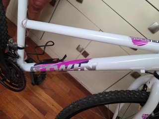 Bicicleta de montaña blanca