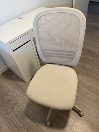 Escritorio y silla giratoria Ikea. Todo 120€