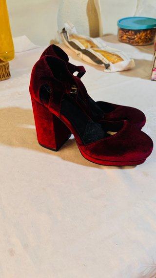 Zapatos de tacón rojos de terciopelo