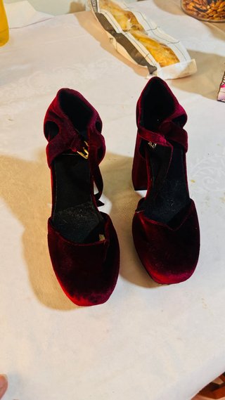Zapatos de tacón rojos de terciopelo