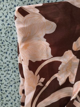 Camisa floral marrón y rosa