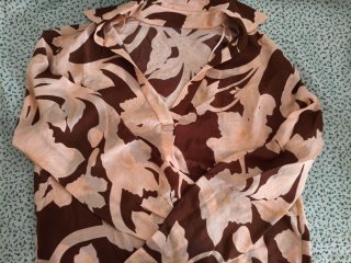 Camisa floral marrón y rosa